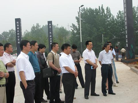 周敏谦与侨资企业家参观资阳工业发展区
