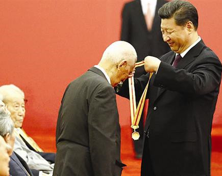 习近平给庄炎林（中国侨联第四届主席）颁发纪念章.jpg