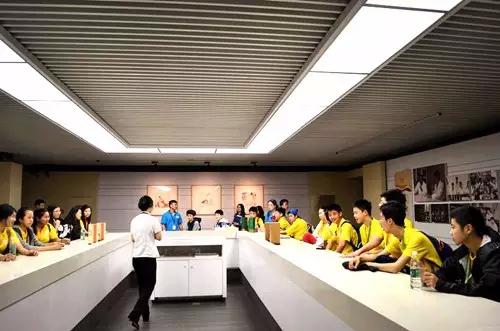 品酒师教营员通过闻味道和看颜色来鉴别陈酒和新酒.jpg