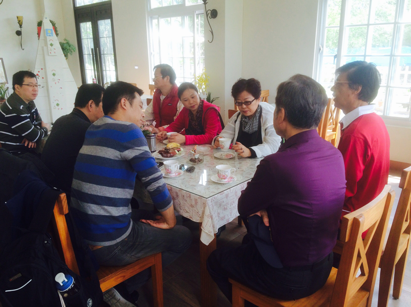 代表团调研茶叶种植区，听取相关负责人介绍情况.png