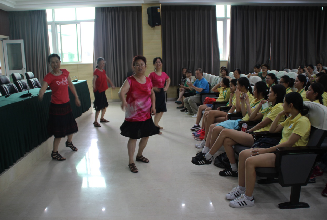 17（1）成都社区大学外语学院的老年志愿者们为营员们表演节目.png