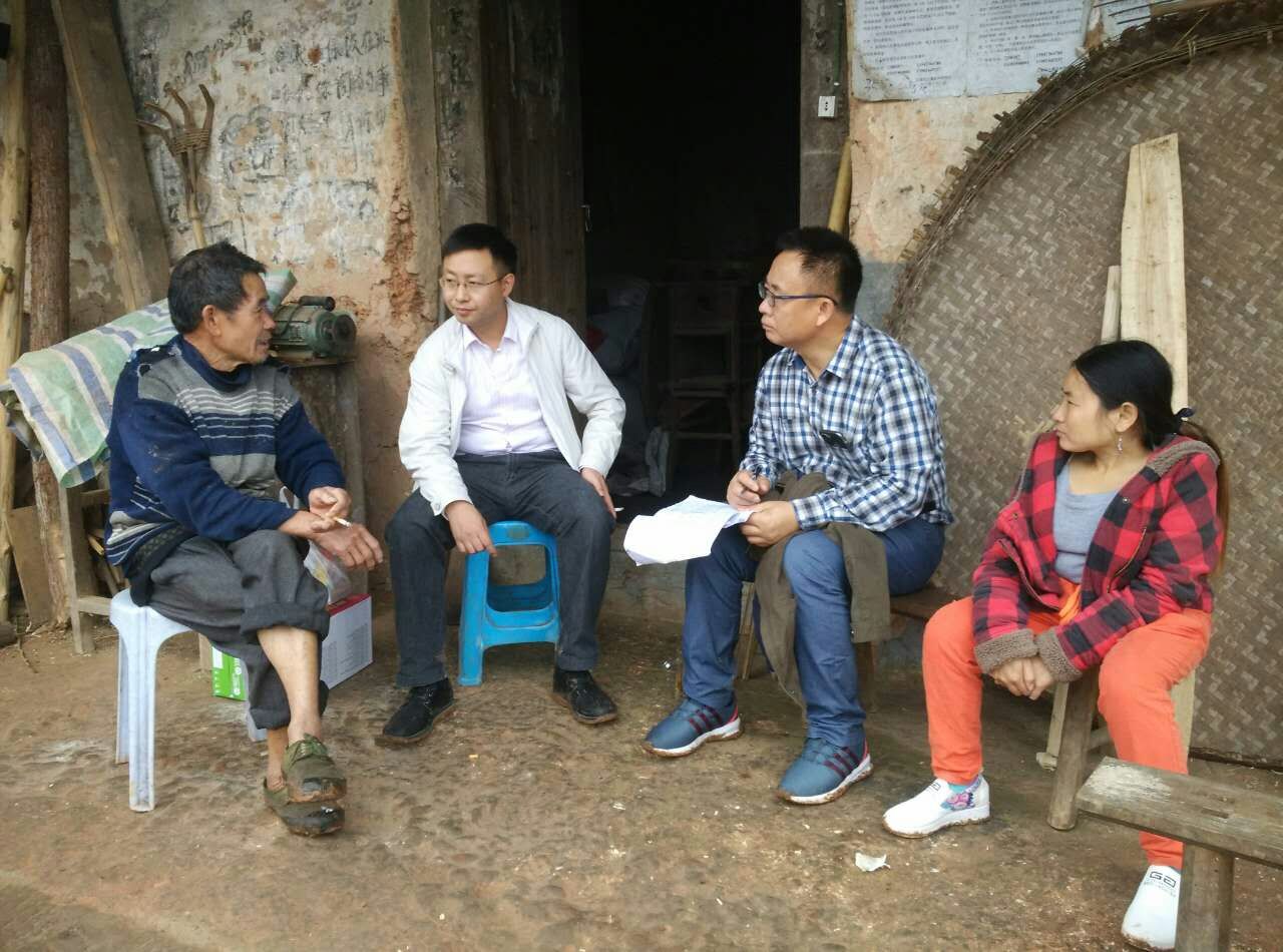 向贫困户了解家庭情况.jpg